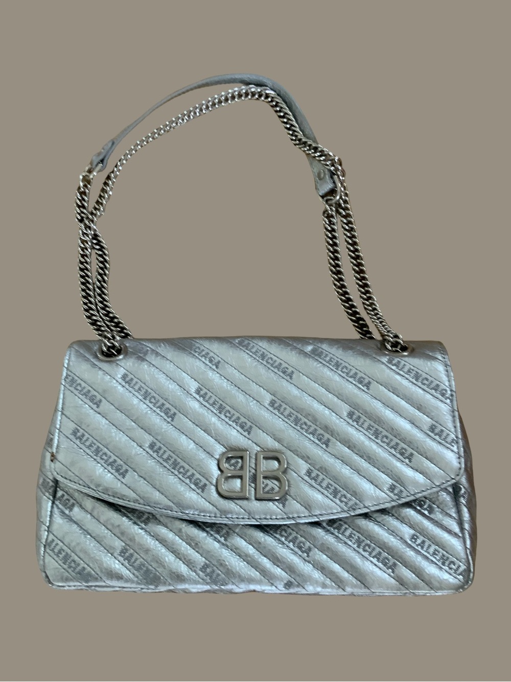 BALENCIAGA
Metallic Arena Calfskin Logo
Matelasse M BB Round Shoulder Bag
Argent
